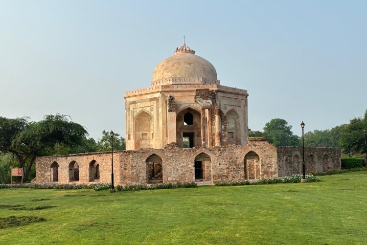 Mehrauli Archaeological Park - Chauffeur India Tours