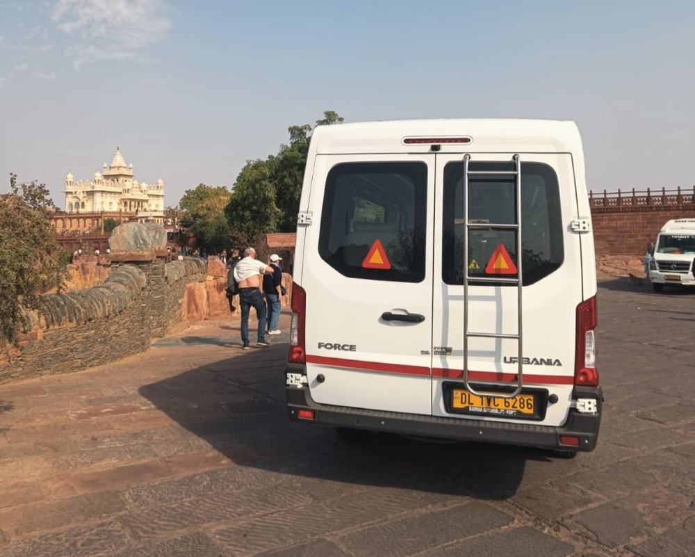 Force Urbania - Chauffeur India Tours