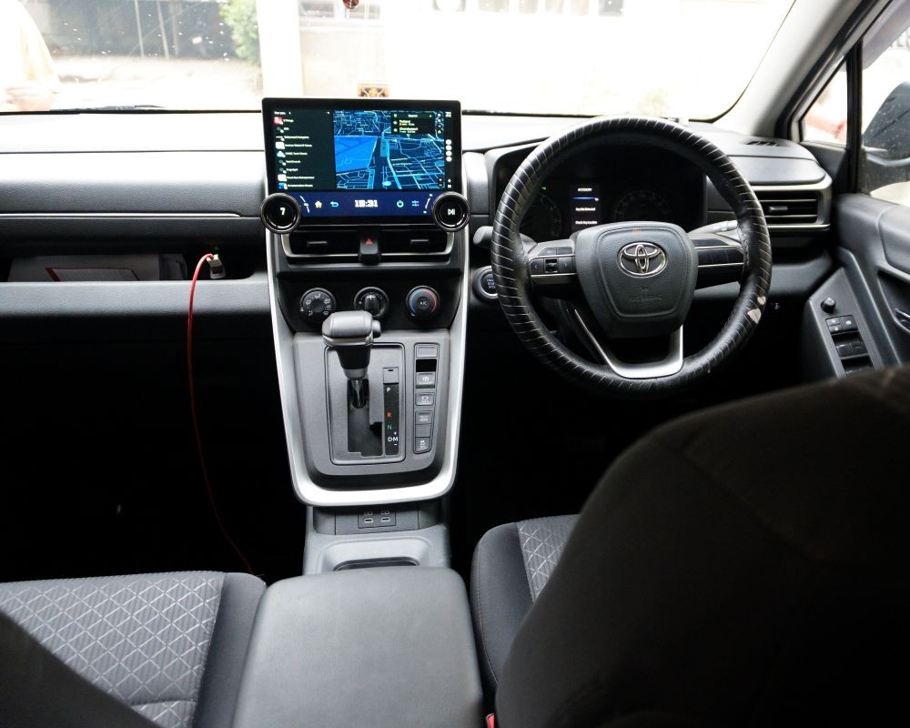 Toyota Innova Hycross - Chauffeur India Tours